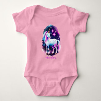 süßes Einhorn vor einem funkelnden Sternenhimmel T Shirt