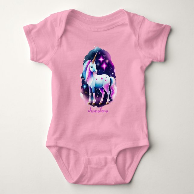 süßes Einhorn vor einem funkelnden Sternenhimmel T Shirt (Framsida)