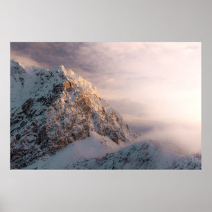 Svagt ljus och dimma på berg poster