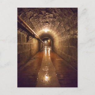 Svagt upplyst saltgruva tunnel vykort