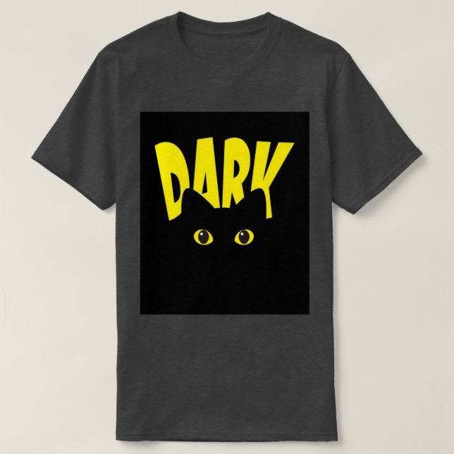 Sval svart katt i den mörkgula typografin t shirt (Design framsida)