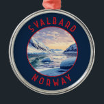 Svalbard-Norgens retro-ringcirkel Julgransprydnad Metall<br><div class="desc">Svalbard i vektorteckningen stil. Ett av världens nordligaste bebodda områden är känt för den hårda,  avlägsna terrängen av glaciärer och frusna tundra som skyddar polar björnar,  Svalbard renar och Arktiska rävar.</div>