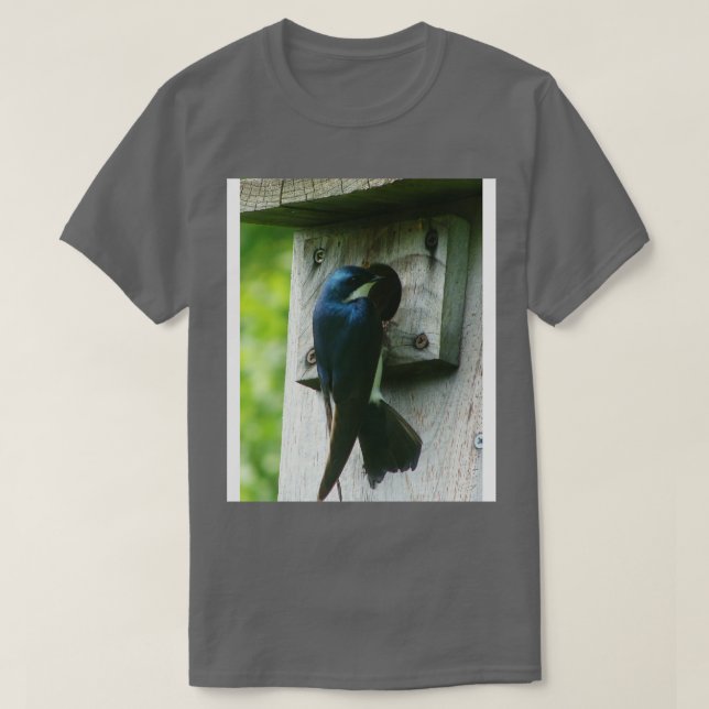 Svälj fågelkontroll i ett fågelhus t shirt (Design framsida)