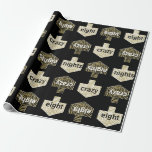 Svälla Papper "Personlig Dreidels/Guld, Black" Presentpapper<br><div class="desc">Guld, Black and White Personlig Dreidels. Personlig Chanukah/Hanukkah Wrapping Papper. Låt oss få Hanukkah Party att börja med vår nyaste, personlig presentfigursättning för att klä ut Chanukah presenter:) Ta bort text och/eller lägg till din egen text var som helst på omslagets papper. Använda ditt favoritteckensnitt stil, färg och storlekt. Använda...</div>
