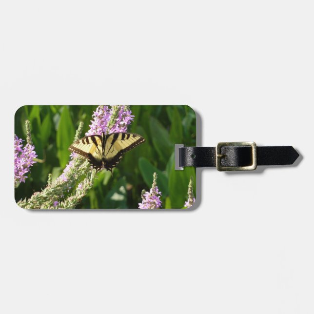 Svalstjärtfjäril på lila vilda blommor bagagebricka (Horisontell Framsida)