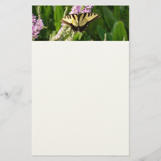 Svalstjärtfjäril på lila vilda blommor brevpapper (Framsida)