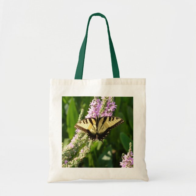 Svalstjärtfjäril på lila vilda blommor tygkasse (Framsidan)