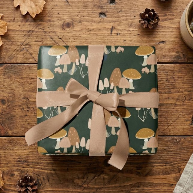 Svamp Flugsvamp Skog Stugkärna Grön Presentpapper (Cozy autumn flat lay with rustic woodland mushroom wrapping paper on wood.)