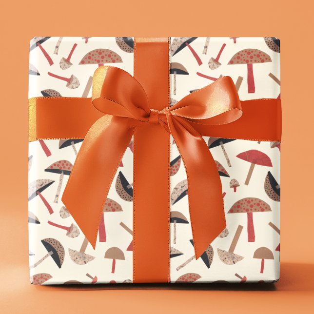 Svampar i mitten av århundradet, återinspirerad or presentpapper (This mushroom gift wrap features hand-illustrated fungi in earthy shades of brown and orange.)