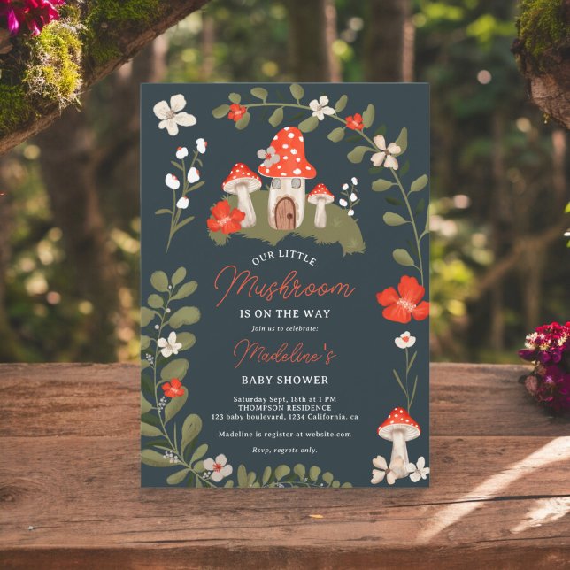 Svampar på ympmark, blommigt, babydusch inbjudningar (Whimsical woodland mushrooms floral baby shower invitation on slate blue)