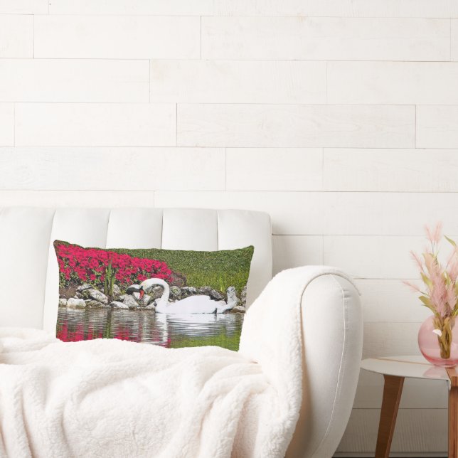 ’SVAN AND RED PETUNIAS’ LUMBAR DEKORATIV KUDDE (Soffa)