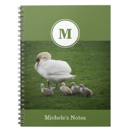 Svan-familjen i Grönt Grass Photograph Notebook Anteckningsbok