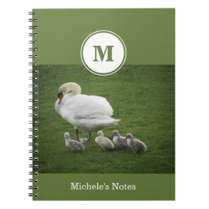 Svan-familjen i Grönt Grass Photograph Notebook Anteckningsbok