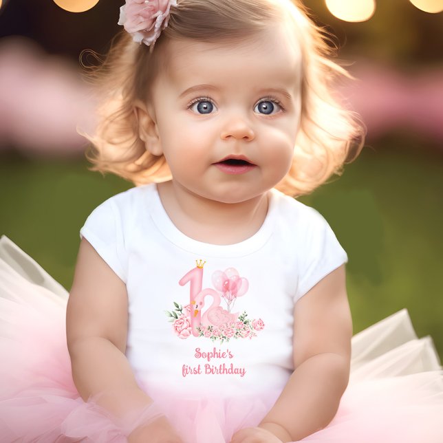 Svan Rosa White Soft Blommigt Namn Flicka 1:a föde T Shirt (Swan Pink White Soft Floral Name Girl 1st Birthday Baby T-Shirt)