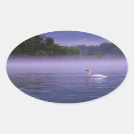 Svan vid sjö ovalt klistermärke