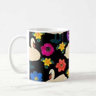 Svanar, blommor, handdragen svart bakgrund. kaffemugg