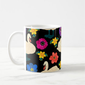 Svanar, blommor, handdragen svart bakgrund. kaffemugg