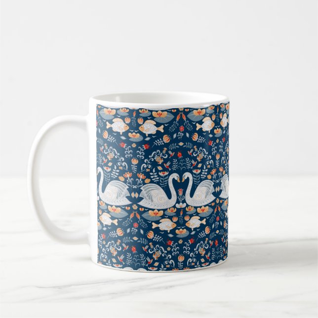 Svanar, fisk, blommor i blå bakgrund. Dekorativ Kaffemugg (Vänster)