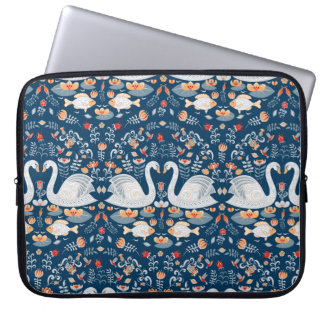 Svanar, fisk, blommor i blå bakgrund. Dekorativ Laptop Fodral
