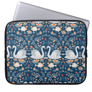 Svanar, fisk, blommor i blå bakgrund. Dekorativ Laptop Fodral