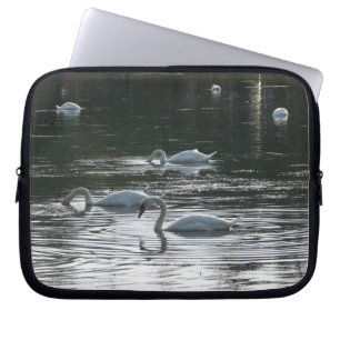 Svanar Matande, Roath Park Sjö, Cardiff Laptop Sleeve