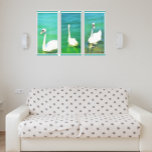 Svanar på Balaton-Sjö-triptych Canvastryck<br><div class="desc">Sjö Balaton är hem för dessa tre vackra svanar. Biet i den tryckta väggkonsten består av tre separata paneler, som var och en skildrar en annan större fågelsimning i olika riktningar. Turkosen färg i vatten skapar en slående kontrast till det vita svanar. Alma Wad är en självlärd artist från Ungern,...</div>