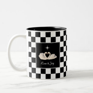 Svanar på svart-vit schack tvåtons kaffemugg