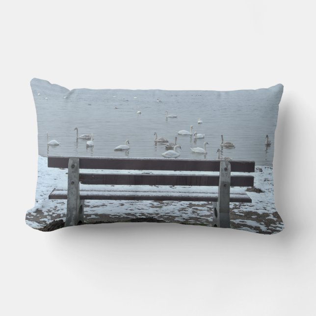 Svanar, sjö och bänk - kudde (Framsida)