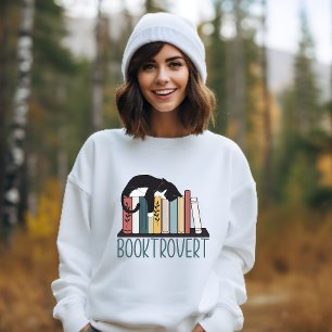 Sväng svart vit katt på bokhyllabokrovert t shirt