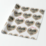 Svans i hjärta presentpapper<br><div class="desc">Vacker svanpar inringad i brunt hjärta pryder detta presentpapper med texten "Love Is... "</div>