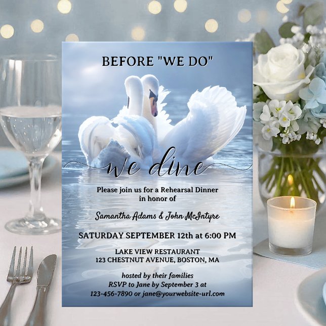 Svansjön Bröllopsrepetition Middagskort Inbjudningar (Romantic Wedding Rehearsal Dinner invitation featuring two swans in love on a sunlit lake.)