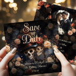 Svara Skeletons gotiskt spara datumkortet Spara Datumet<br><div class="desc">Upplev den mystiska alluren och mörk romantik på mitt Vintagarna Rosa och Russet Ro Kissing Skeletons Bröllop spara datum kort. Detta unika meddelande, som innehåller kyssande skelett i rosa och rostfritt ro, anger tonen för ert gotinspirerade bröllop. Imponera med det här anpassadet fyrkantigt kort och sammanfoga elegant Viktoriansk kalligrafi med...</div>