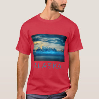 Svåra snöiga berg i Alaska reser sig över moln T Shirt