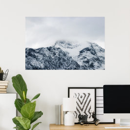 Svåra snöiga berg täckta av moln poster