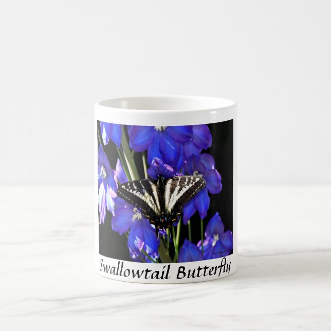 Svärdsvansfjäril på Delphiniums Kaffemugg (Center)