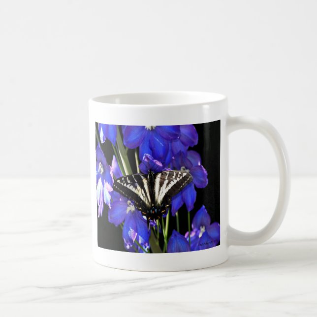 Svärdsvansfjäril på Delphiniums Kaffemugg (Höger)