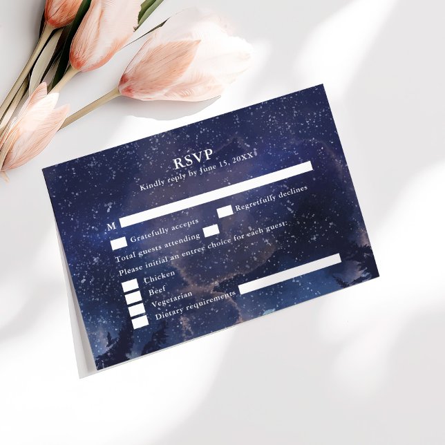 Svarsbrev till himmelskt bröllop i stjärnklar skog tack kort (Starry Night Forest Wedding RSVP Card on a sunny table with pale pink flowers,)