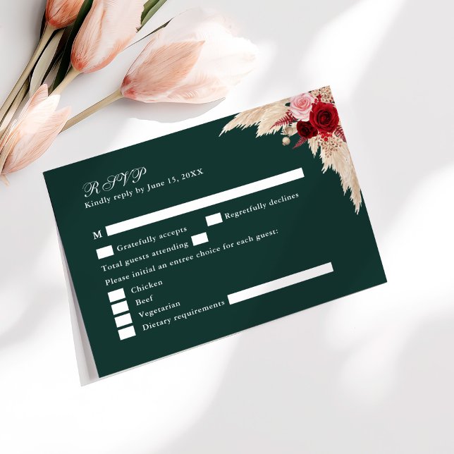 Svarskort för bröllop med smaragdgröna tropiska ro tack kort (Emerald Green Tropical Roses Wedding RSVP Card on a sunny table with pale pink flowers.)