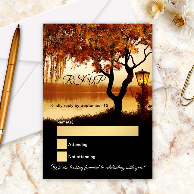 Svarskort för bröllop med trädfall vid sjön inbjudningar (RSVP card featuring a colorful autumn tree with festive lantern overlooking a romantic lake)
