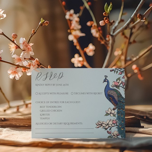 Svarskort för chic Blue Peacock OSA Kort (Elegant Blue RSVP Card. Hand Drawn Illustration of Peafowl Peacock on Magnolia Tree Branch in Bloom)