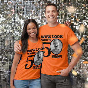 Svart 50-årsfoto ser vem som är på färgaden t shirt