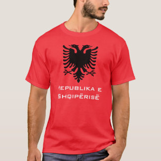 Svart albansk örn på röd bakgrund tee shirt