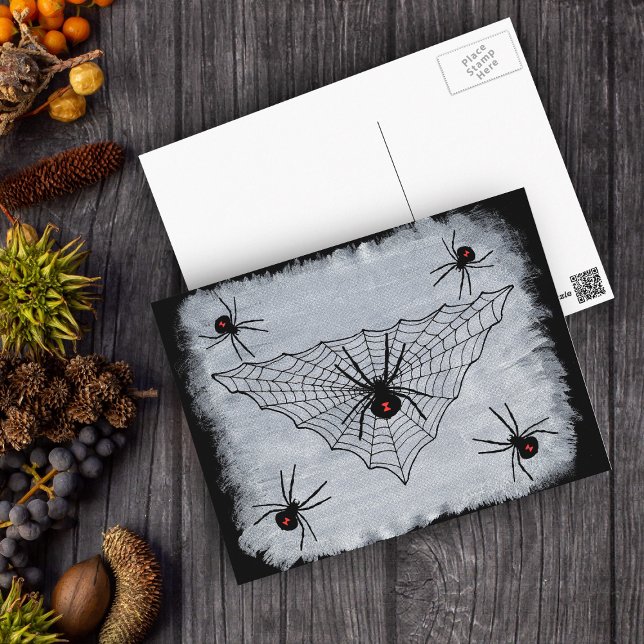 Svart änkaspindelnätvykort vykort (Spooky spider web with black widow spiders on textured white and black postcard.)