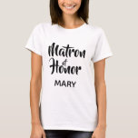 Svart Avslappnad Skript Matron av Honor Monogram F T Shirt<br><div class="desc">Trendig typografi monogram t-shirt. Modern och snyggt, det här anpassad design innehåller texten"Matron of Honor" i skriptbokstäver av avslappnad och en redigerbar fält för en namn i elegant sans serif i svart. Anpassa den här designen så att den passar stil genom att klicka på Anpassa för att gå till verktyg...</div>