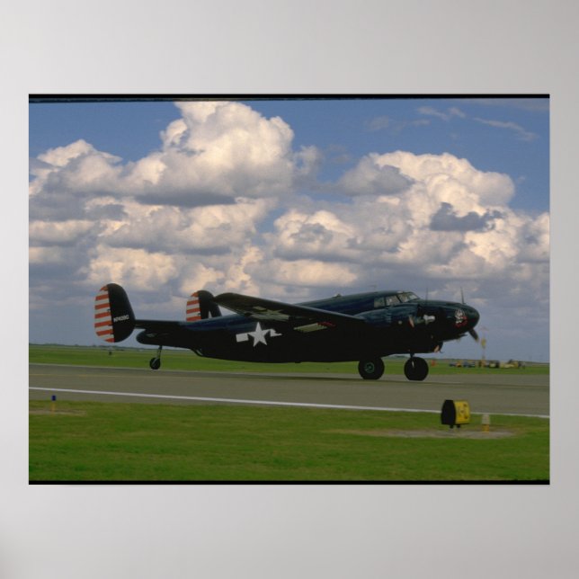 Svart B25-landning. (flygplan_WWII Flygplan) Poster (Framsidan)