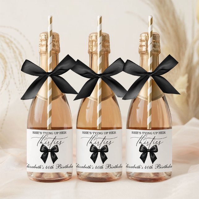 Svart båge som binder hennes trettioårs 40-årsdag (Black Bow Tying Up Her Thirties 40th Birthday Sparkling Wine Label)