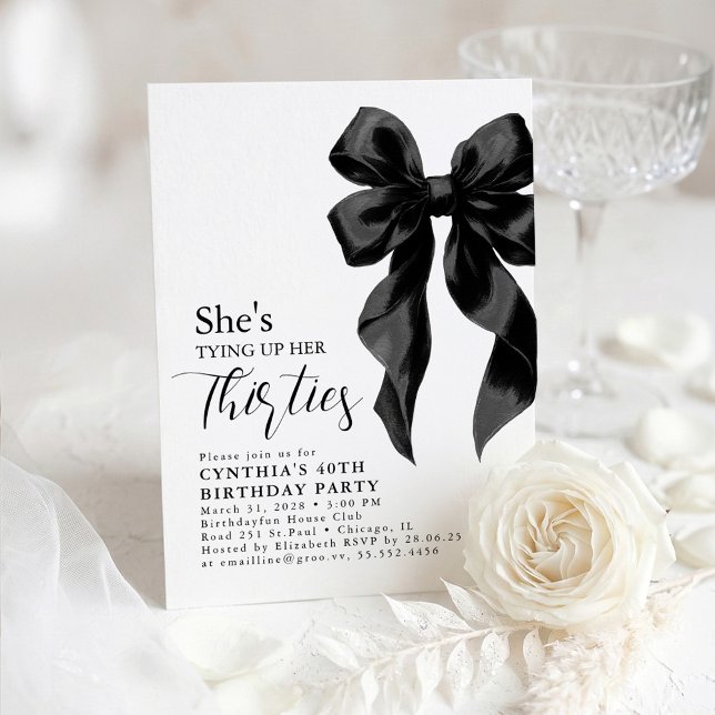 Svart båge som binder hennes trettioårsfirande 40- inbjudningar (Coquette Whimsical Black Bow Birthday Invitation)