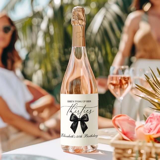 Svart båge som binder hennes trettioårsfirande 40- vinflaska etikett (Black Bow Tying Up Her Thirties 40th Birthday Wine Label)