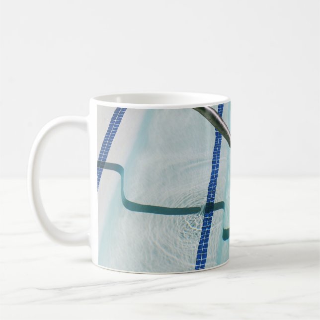 Svart band på blå simning i bassäng kaffemugg (Vänster)