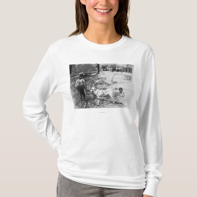 Svart barn med hunden drog vagnen fotograferar t shirt (Framsida)